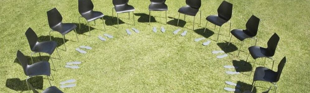 Sesselkreis in einer Wiese